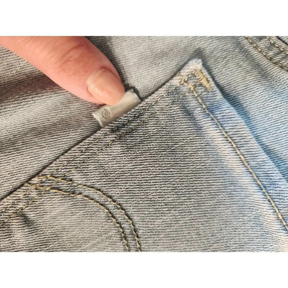 Levi's Silvertab 10" Bermuda Shorts Rolled Cuff Light Wash Sz 8 - Picture 5 of 10